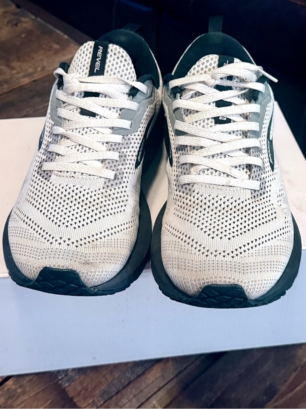 Brooks Revel 6 Women's White and Black Athletic Shoes size 9.5